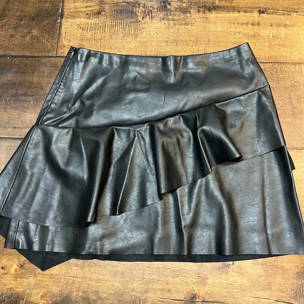 Cute leather skirt! Fun flowy accents. Size large.